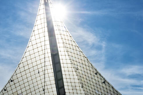 Germany, Baden-Wurttemberg, Radolfzell am Bodensee, Sun shining over concert hall canopy - SHF02224