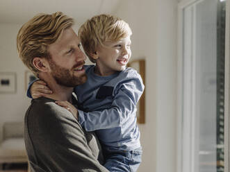 Glücklicher Vater mit Sohn zu Hause - KNSF07018