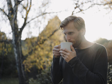 Mann bei einer Kaffeepause im Garten - KNSF07061