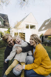 Glückliche, liebevolle Familie im Garten - KNSF07141