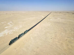Mauretanien, Nouadibou, Luftaufnahme eines durch die Wüste fahrenden Güterzugs - VEGF01499