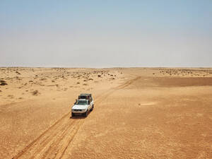 Mauretanien, Banc dArguin National Park, Luftaufnahme eines Geländewagens in der Wüste - VEGF01501