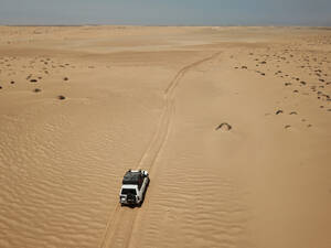 Mauretanien, Banc dArguin National Park, Luftaufnahme eines Geländewagens in der Wüste - VEGF01505