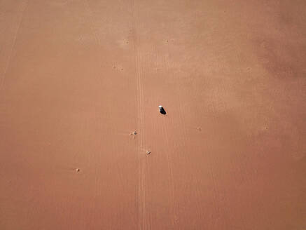 Mauretanien, Banc dArguin National Park, Luftaufnahme eines Geländewagens in der Wüste - VEGF01507