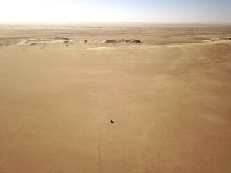 Mauretanien, Banc dArguin National Park, Luftaufnahme eines Geländewagens in der Wüste - VEGF01508