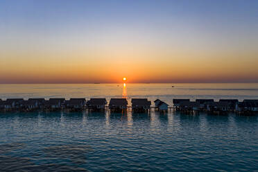 Malediven, Süd Male Atoll, Luftaufnahme der Lagune der Malediveninsel Maadhoo bei Sonnenuntergang - AMF07771