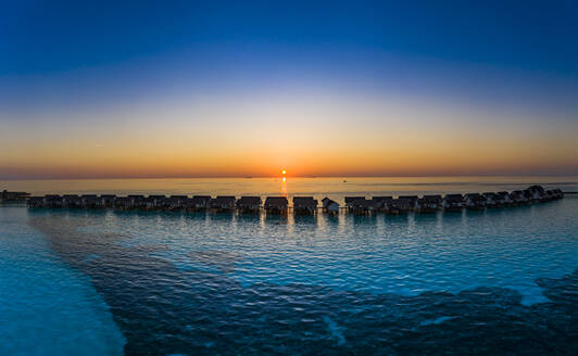 Malediven, Süd Male Atoll, Luftaufnahme der Lagune der Malediveninsel Maadhoo bei Sonnenuntergang - AMF07772