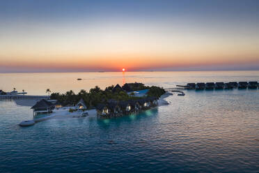 Malediven, Süd Male Atoll, Luftaufnahme der Lagune der Malediveninsel Maadhoo bei Sonnenuntergang - AMF07776