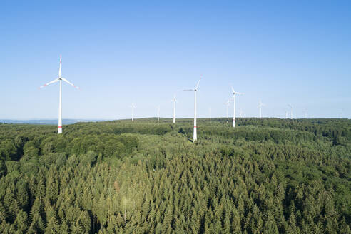 Deutschland, Rheinland-Pfalz, Westerwald, Luftaufnahme einer ländlichen Landschaft mit Windkraftanlagen - RUEF02596