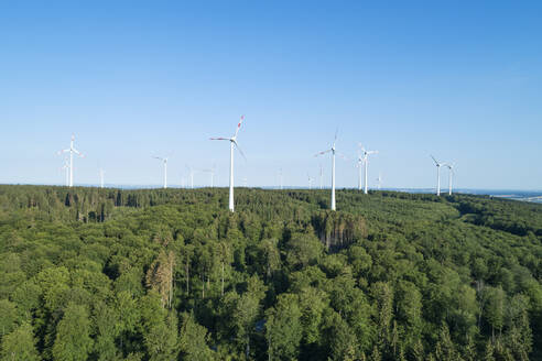 Deutschland, Rheinland-Pfalz, Westerwald, Luftaufnahme einer ländlichen Landschaft mit Windkraftanlagen - RUEF02597