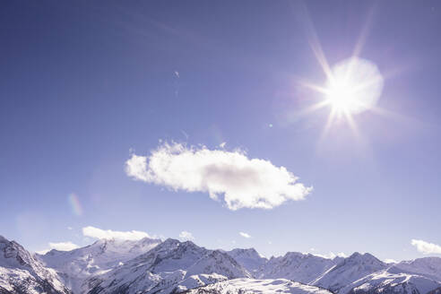Österreich, Tirol, Sonnenschein über schneebedeckten Berggipfeln des Zillertals - DHEF00039