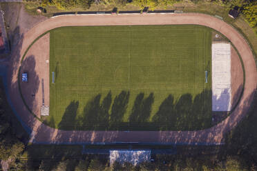 Deutschland, Baden-Württemberg, Freiburg im Breisgau, Luftaufnahme einer Laufbahn um einen leeren Fußballplatz - DHEF00051