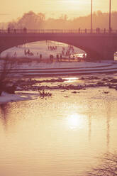 Deutschland, Bayern, München, Bogenbrücke bei stimmungsvollem Wintersonnenuntergang - DHEF00056