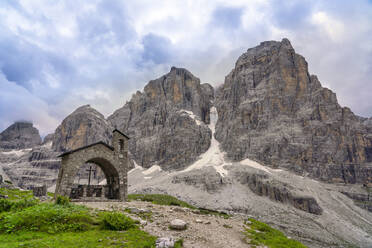Italien, Dolomiten, Trentino, Rendena-Tal, Brenta-Massiv und kleine Kapelle - LOMF00969