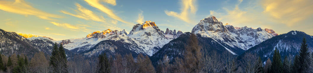 Italien, Trentino, Rendena Tal, Brenta Gebirge bei Sonnenuntergang im Winter - LOMF00975