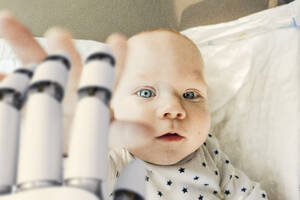 Porträt eines kleinen Jungen, der nach der Roboterhand greift - KSHSF00019