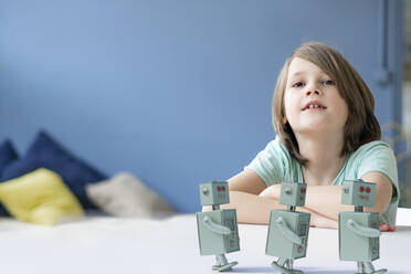 Porträt eines Jungen mit drei Spielzeugrobotern - KSHSF00023