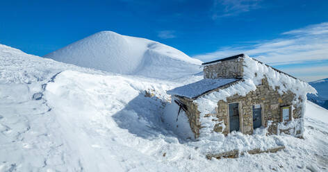 Italien, Abgelegene Berghütte in den Sibillini Bergen - LOMF00981