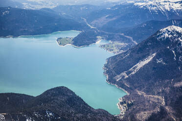 Deutschland, Bayern, Kochel am See, Luftaufnahme des Walchensees und der umliegenden Berge - DHEF00062