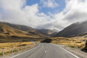 Neuseeland, Wolken über dem leeren State Highway 8 in Lindis Pass - FOF11591