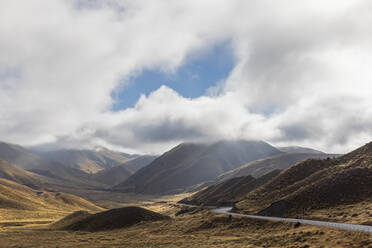 Neuseeland, Wolken über dem State Highway 8 in Lindis Pass - FOF11593