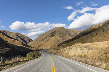 Neuseeland, Wolken über dem leeren State Highway 8 in Lindis Pass - FOF11594