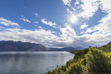 Neuseeland, Sonnenschein über dem Wakatipu-See - FOF11597