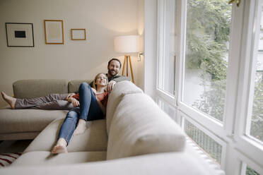 Couple sitting at home on couch, relaxing - KNSF07194