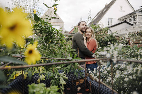 Happy couple enjoying their urban agrden - KNSF07231