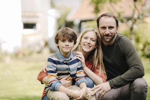 Glückliche Familie im Garten, Porträt, lizenzfreies Stockfoto