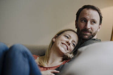 Couple sitting at home on couch, relaxing - KNSF07292