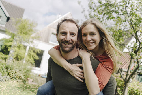 Glückliches Paar im Garten stehend - KNSF07316