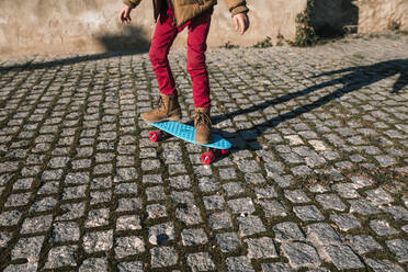 Tiefschnitt eines Jungen auf einem Skateboard - GRCF00105