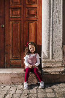 Porträt eines lächelnden Mädchens, das auf einer Treppe sitzt - GRCF00115