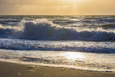 Deutschland, Mecklenburg-Vorpommern, Prerow, Wellen streichen über den Sandstrand der Ostsee in der Abenddämmerung - WDF05673