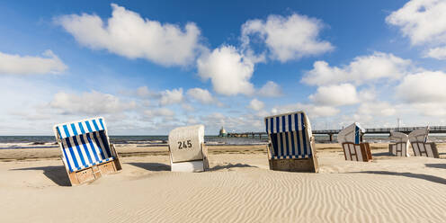 Deutschland, Mecklenburg-Vorpommern, Strandkorb am sommerlichen Sandstrand der Küste - WDF05684