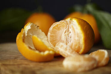 Nahaufnahme einer geschälten Orange auf dem Tisch - CAVF73612