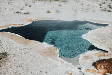 Blick von oben auf die heiße Quelle im Yellowstone National Park - CAVF73637