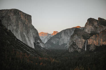 Ruhiger Blick auf den El Capitan im Yosemite-Nationalpark bei klarem Himmel - CAVF73640