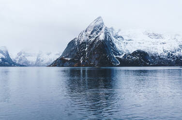 Schneebedeckte Berge an der Küste, Hamnoy, Lofoten, Norwegen - DGOF00065