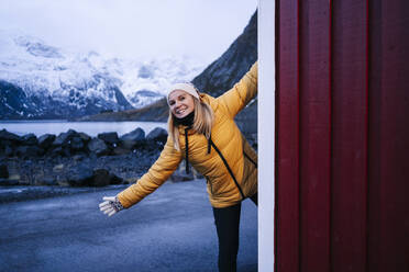 Porträt eines glücklichen Touristen in Hamnoy, Lofoten, Norwegen - DGOF00071