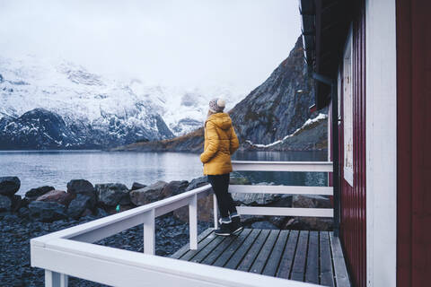 Tourist genießt die Aussicht in Hamnoy, Lofoten, Norwegen, lizenzfreies Stockfoto