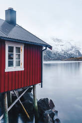 Rote Stelzenhütte an der Küste, Hamnoy, Lofoten, Norwegen - DGOF00074