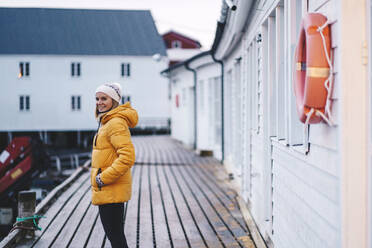 Porträt eines glücklichen Touristen in Hamnoy, Lofoten, Norwegen - DGOF00077