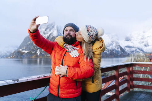 Touristenpaar macht ein Selfie in Hamnoy, Lofoten, Norwegen - DGOF00084