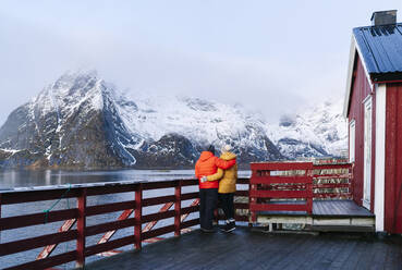 Touristenpaar genießt die Aussicht in Hamnoy, Lofoten, Norwegen - DGOF00086