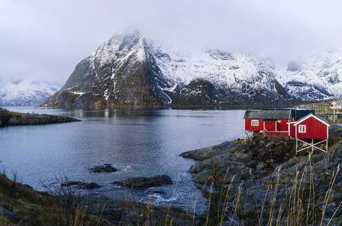 Rote Hütten an der Küste, Hamnoy, Lofoten, Norwegen - DGOF00092