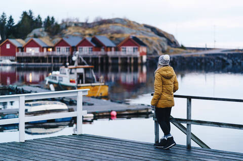 Tourist genießt die Aussicht in Hamnoy, Lofoten, Norwegen, lizenzfreies Stockfoto
