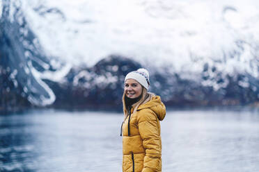 Porträt eines glücklichen Touristen in Hamnoy, Lofoten, Norwegen - DGOF00136