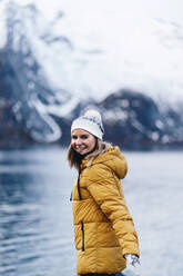 Porträt eines glücklichen Touristen in Hamnoy, Lofoten, Norwegen - DGOF00138